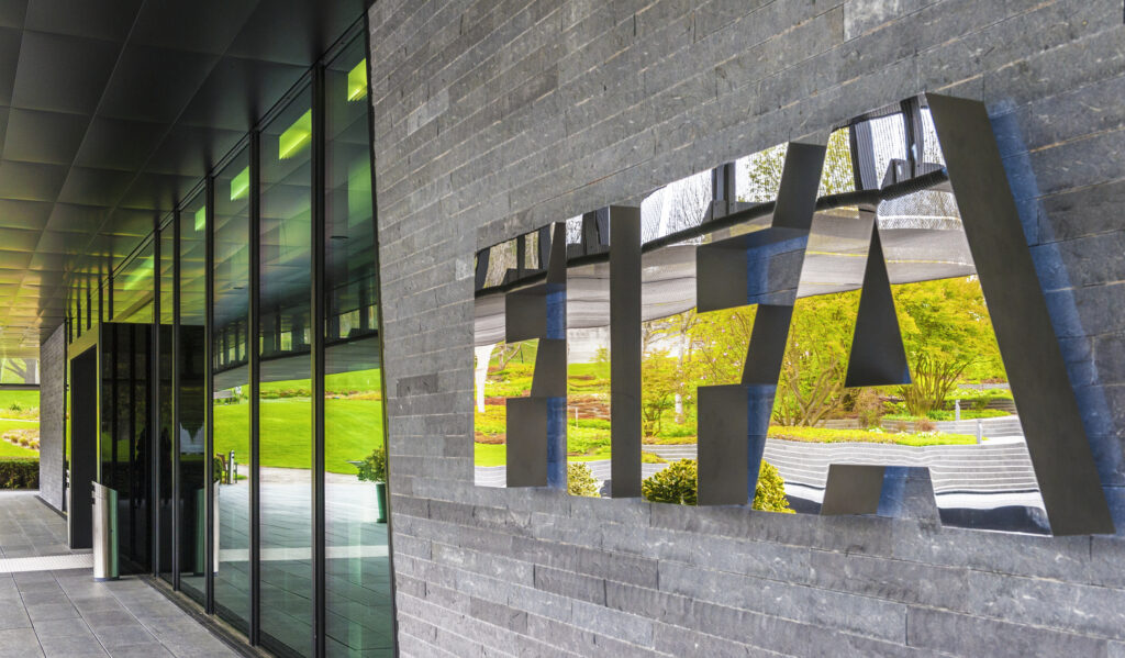 FIFA a avertizat că toţi cei care poartă banderola curcubeu la CM 2022 riscă să primească avertisment
