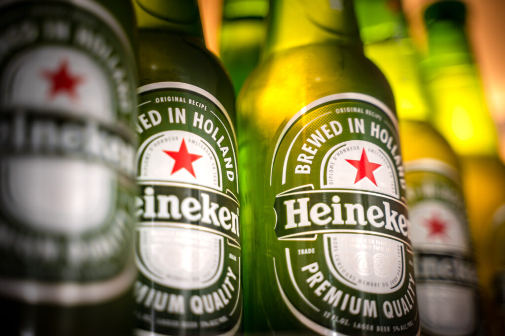 Heineken îşi închide afacerile în Rusia. Ce decizie au luat rivalii de la Carlsberg