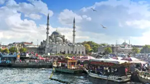 Rușii fug de sancțiunile occidentale. Investesc în imobiliare în Turcia și Emiratele Arabe Unite