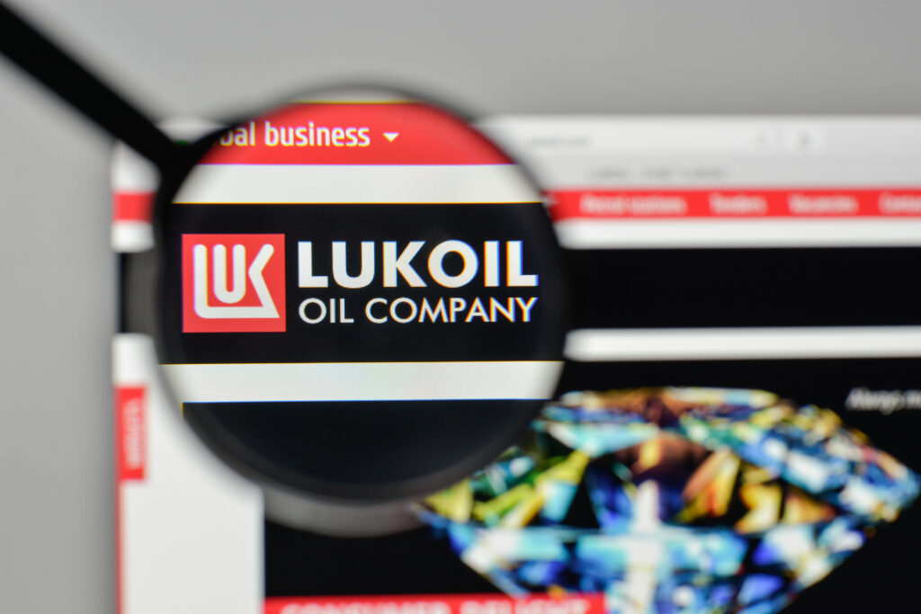 Lukoil va cumpăra activitățile de retail ale Shell din Rusia. Gigantul britanic continuă retragerea de pe piaţa rusească