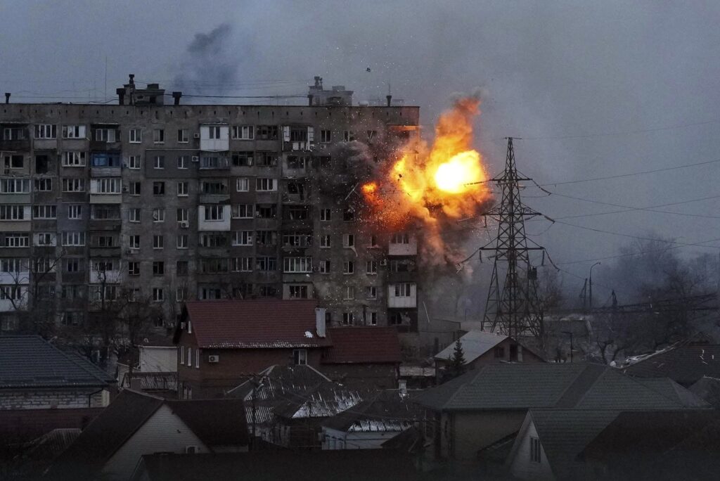 90% din Mariupol este distrus. Echipele de salvare încearcă să scoată supraviețuitorii de sub dărâmături