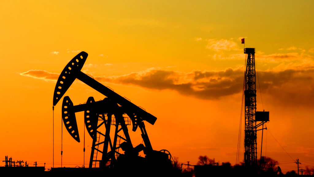 Un posibil război comercial mondial afectează preţul petrolului