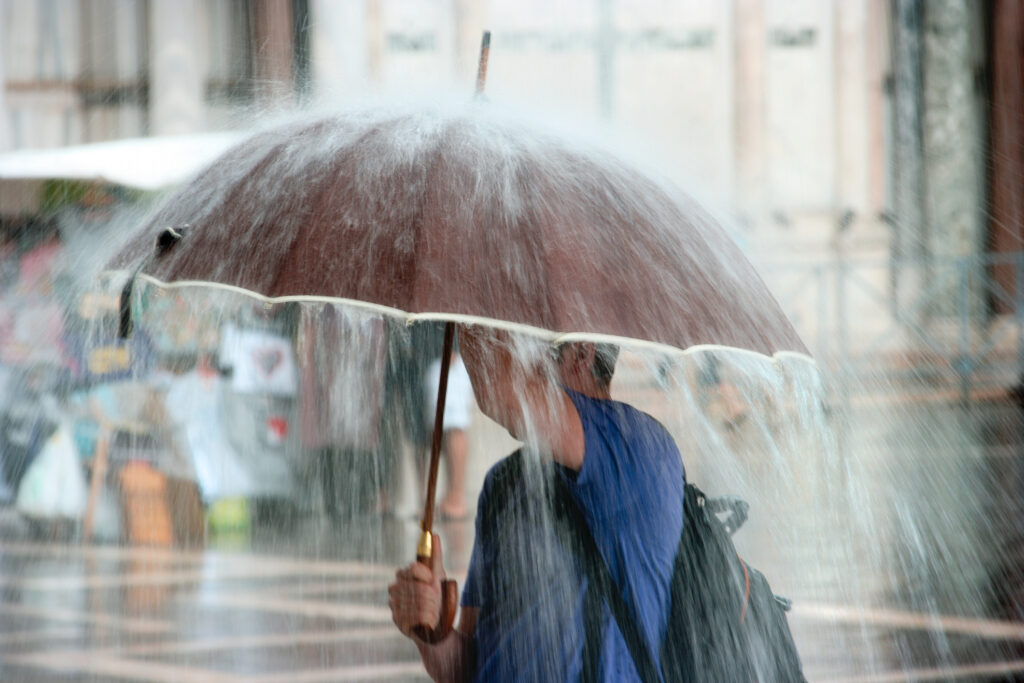 Alertă de ultimă oră de la ANM: Ciclon mediteranean peste România! Cod galben de ploi şi vânt puternic