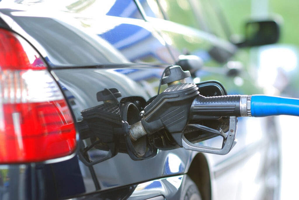 Preţul carburanţilor i-a exasperat pe români! Au început să blocheze pompele de la benzinării VIDEO