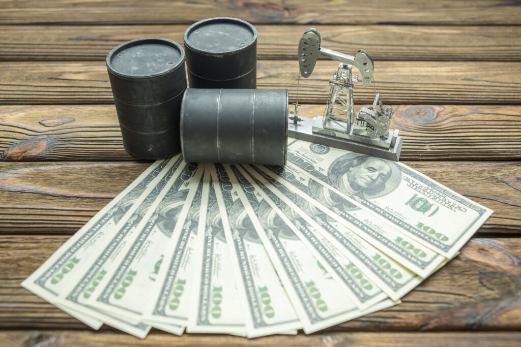 Preţul petrolului, aşteptat să scadă în continuare. SUA ar putea elibera o cantitate uriaşă din Rezerva Strategică