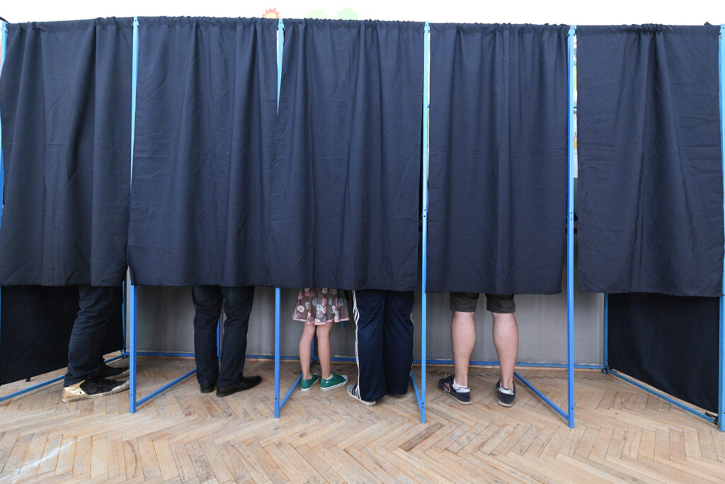 A început votul la primul referendum organizat în România pentru demiterea unui primar