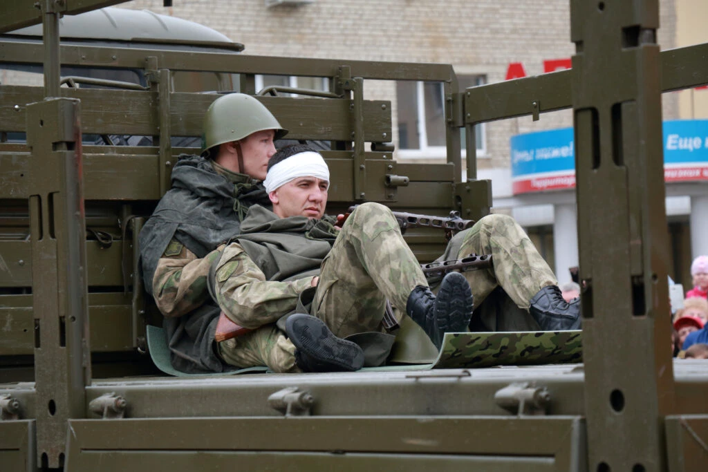 Soldații de elită ai Rusiei se împușcă singuri în picior. Scapă de război şi primesc despăgubiri