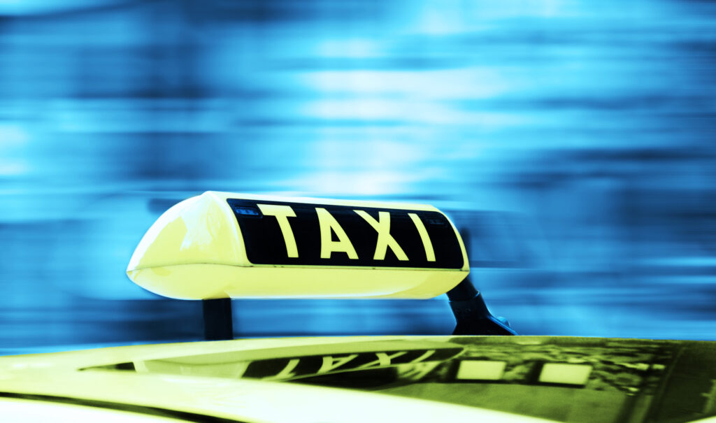 Se scumpesc călătoriile cu taxiul. Legea taximetriei se schimbă radical