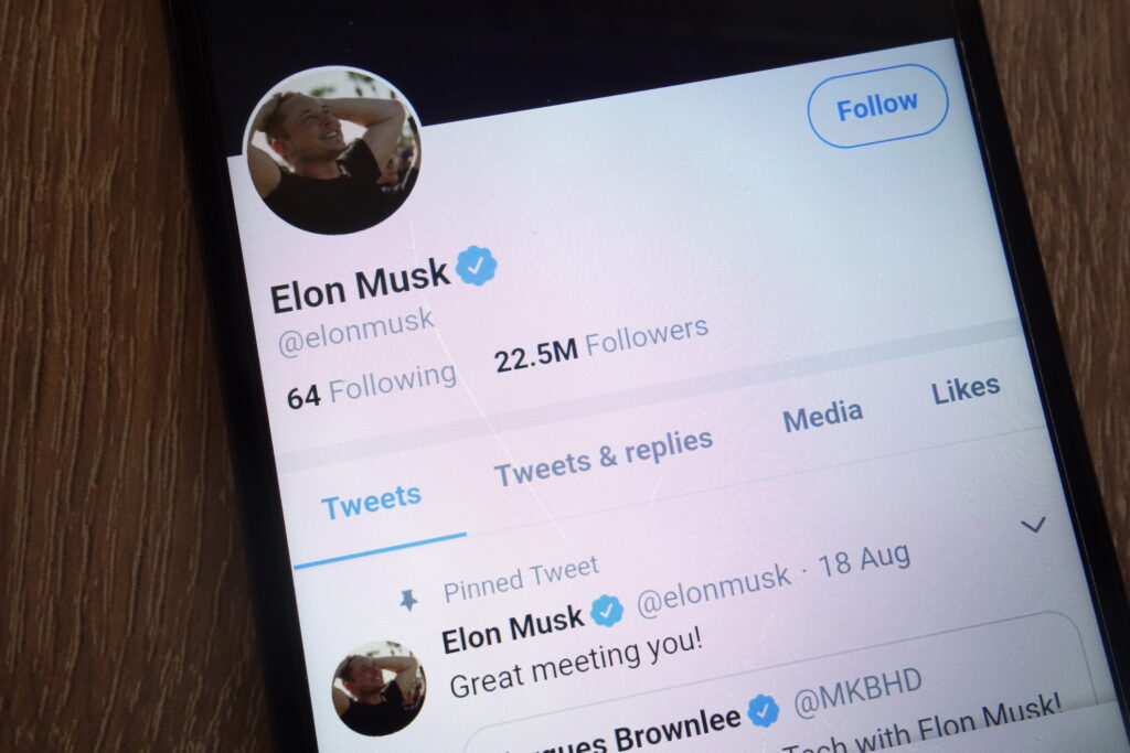 Elon Musk primește un avertisment din partea UE după achiziționarea platformei de socializare Twitter
