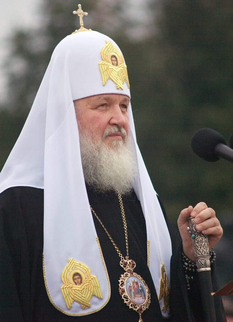 Patriarhul Kiril, căzătură zdravănă în timp ce sfințea o biserică. Imaginile au devenit virale