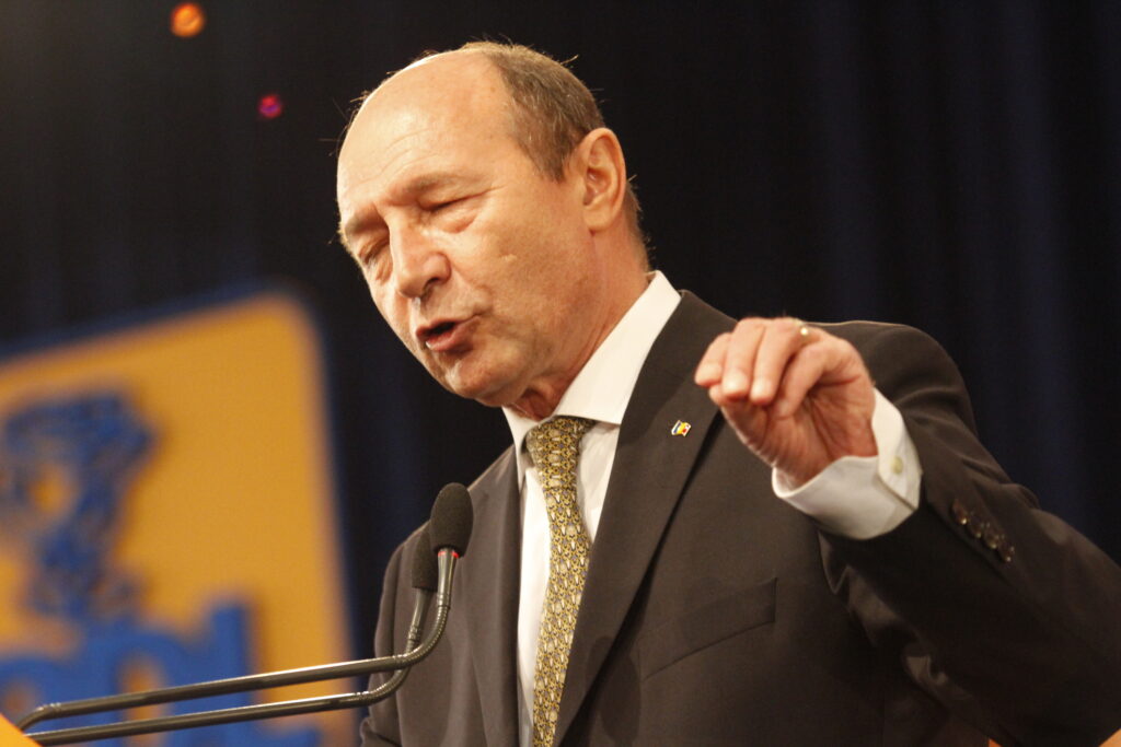 Traian Băsescu, anunț în miez de noapte în direct la TV: Sunt îngrozit, mă aştept la orice