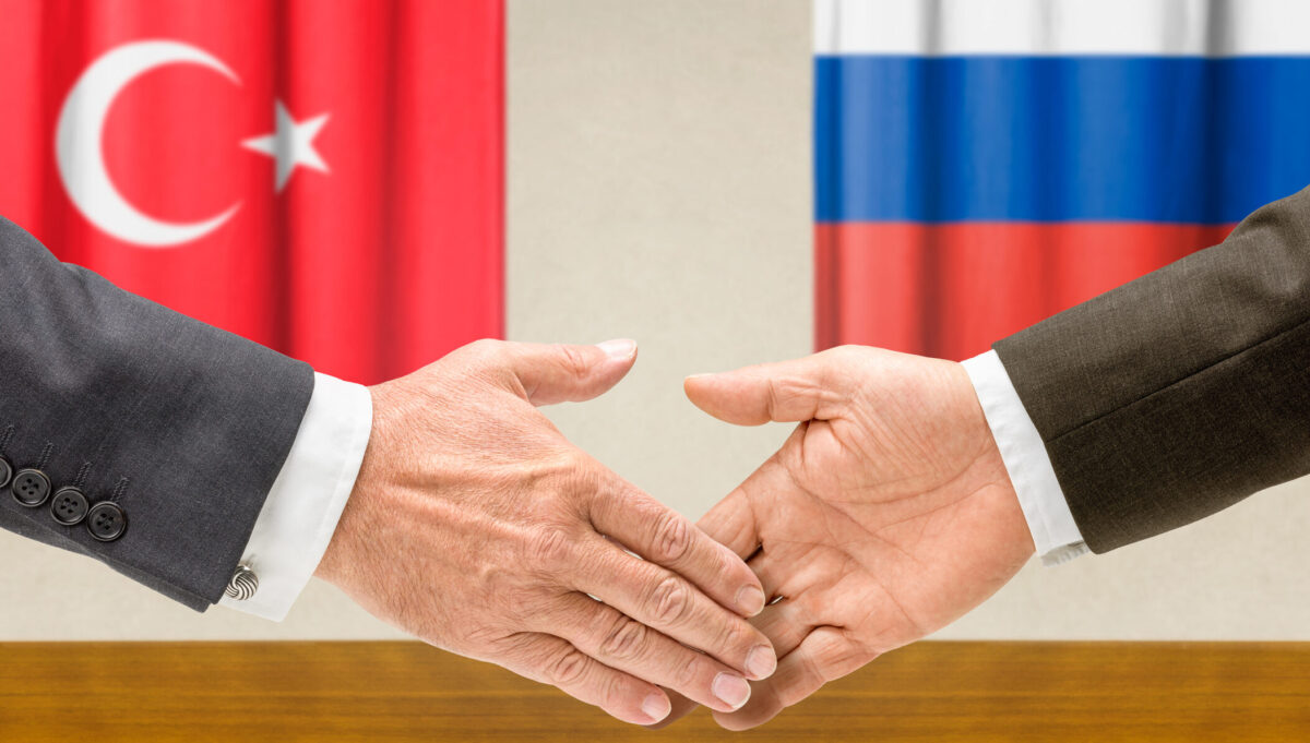 Turcia nu respectă sancțiunile impuse Rusiei. Cumpără țiței rusesc ca să facă economii