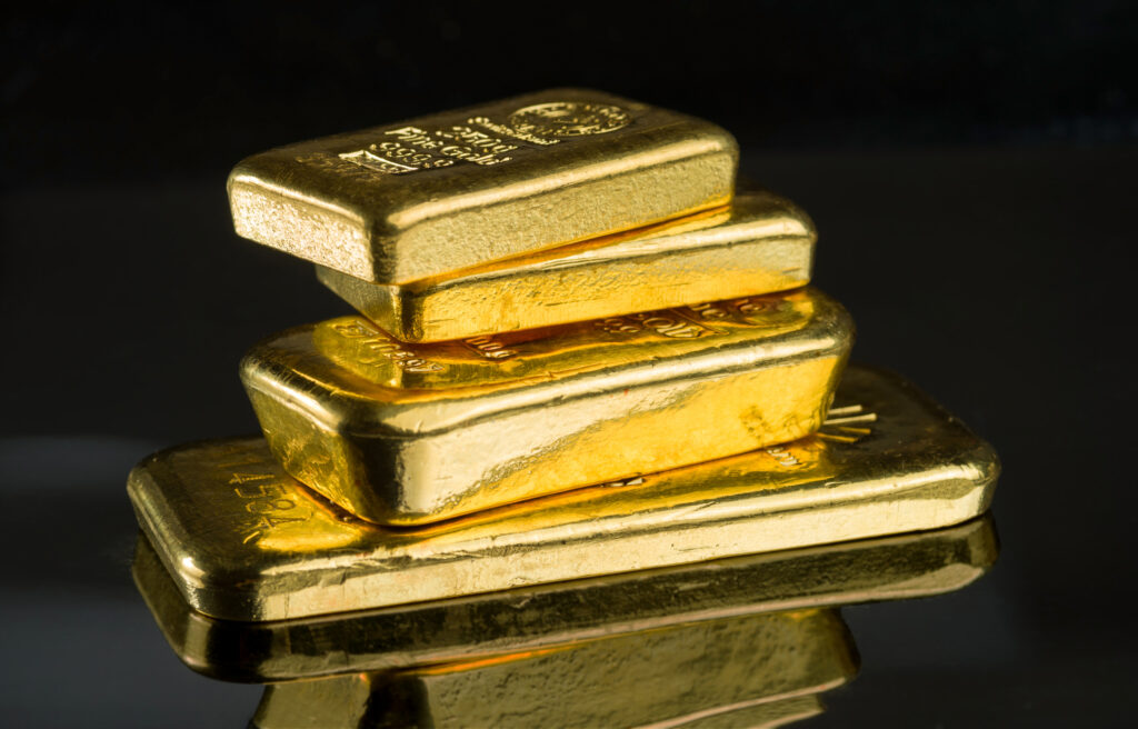 Aurul îşi continuă scumpirea la nivel global. Războiul din Ucraina afectează prețul metalului prețios