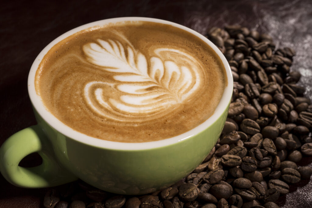 Ingredientul secret care va schimba complet gustul cafelei. Ce putem adăuga dacă vrem să slăbim