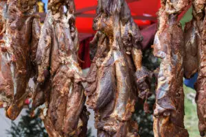 Carne de câine în loc de miel la vânzare în România. Avertisment pentru consumatori înainte de Paște