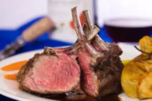 Este total interzis să mănânci carne de miel. Cine sunt cei care nu au voie să o consume deloc