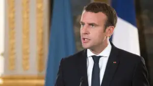 Macron îl critică pe Trump după violențele din Franța. Președintele francez acuză manipulări și folosirea protestelor în scopuri politice