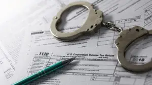 Evaziune fiscală de peste 3,3 milioane de lei la două firme din Iași. Administratorii au fost trimiși în judecată