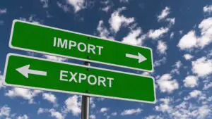 Deficitul comercial s-a redus cu 7% în primele patru luni. INS: Exporturile au crescut, iar importurile au scăzut