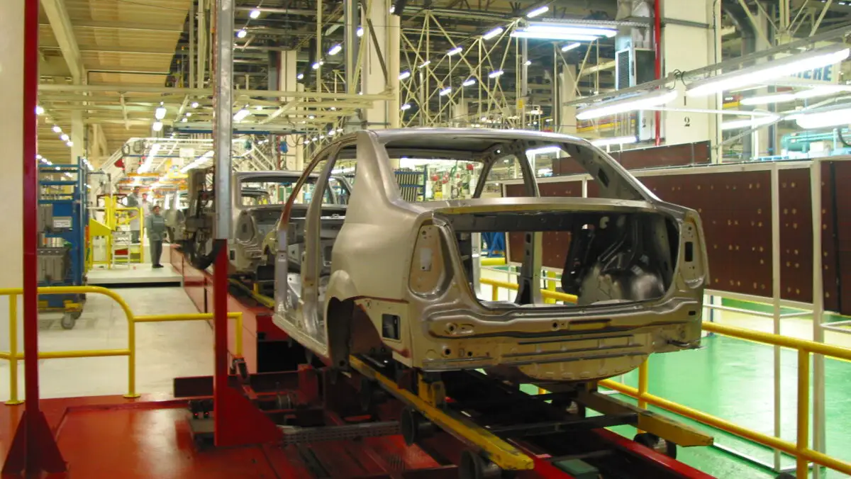 Industria auto globală se schimbă radical: Trump împinge producția auto spre SUA, iar BMW introduce roboți umanoizi în fabrici
