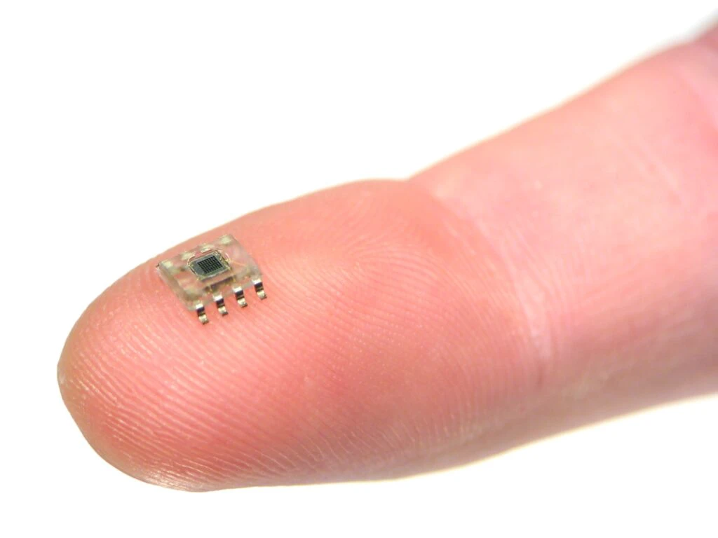 Renunţăm la carduri şi acte de identitate? Microcipurile implantate sub piele sunt soluţia viitorului
