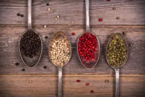 Beneficiile neştiute ale piperului negru. Nu trebuie să lipsească de la nicio masă