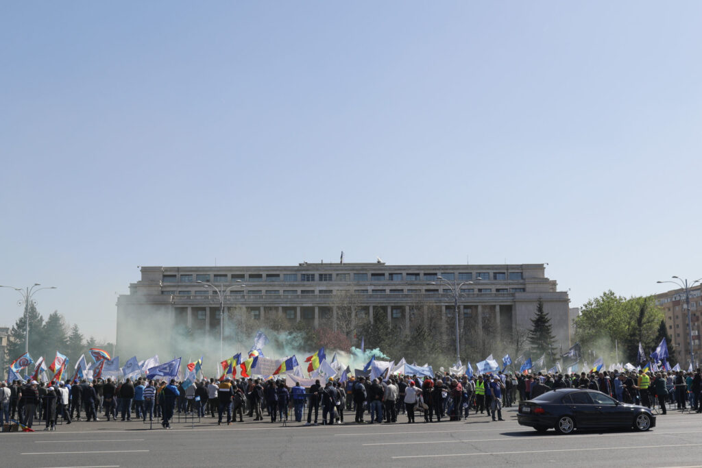 Proteste pe bandă rulantă în România. Angajaţii din Educaţie şi cei ai Poştei cer salarii mai mari