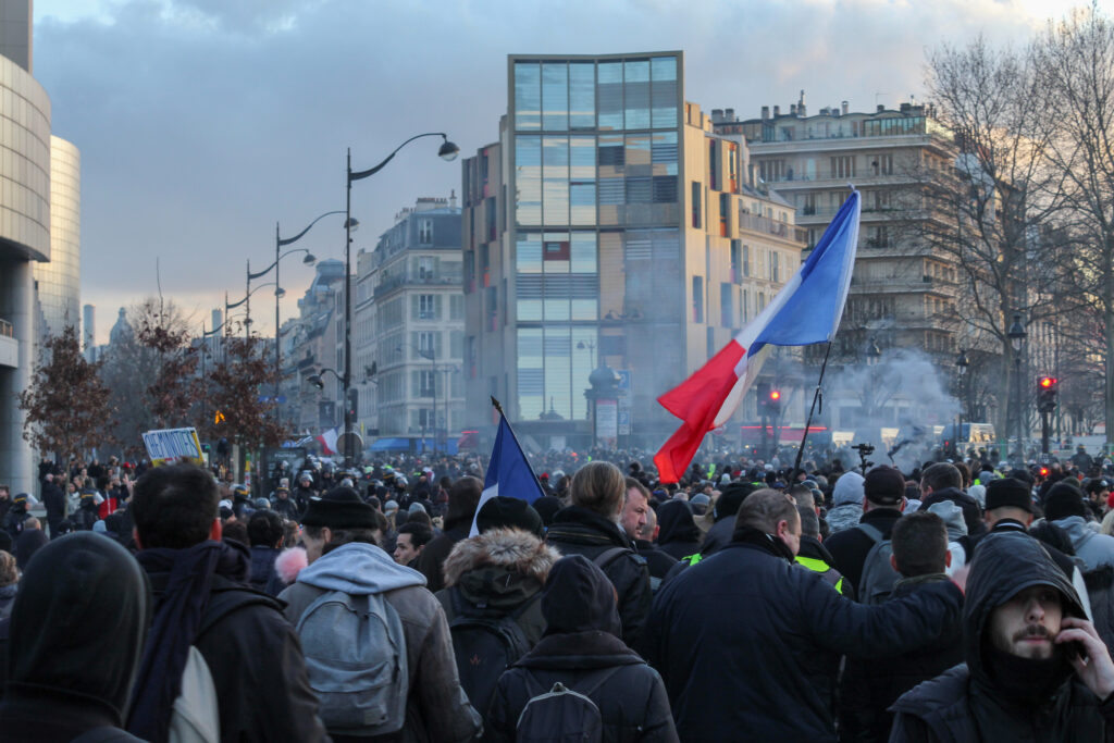 Proteste violente în Franța, după primul tur al scrutinului prezidențial! Poliția continuă investigațiile