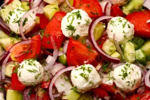 Adevărul despre salata de roșii cu brânză! Ce efect produce în organismul nostru această combinație