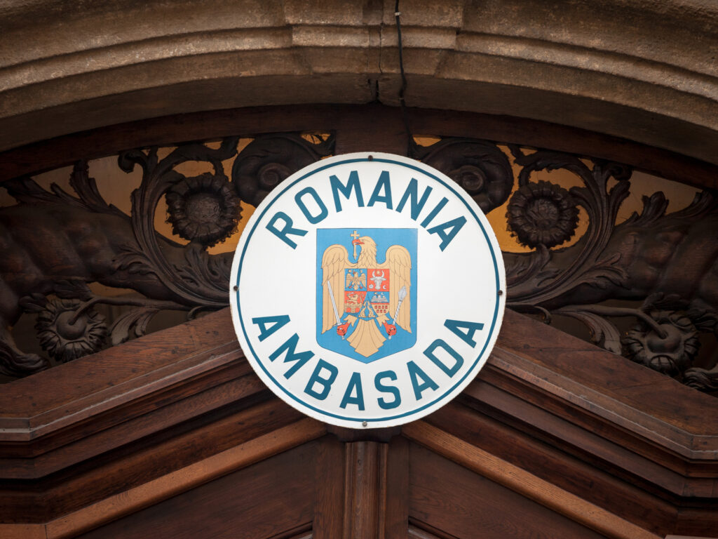 Klaus Iohannis a semnat decretele de numire. Cine sunt noii ambasadori ai României