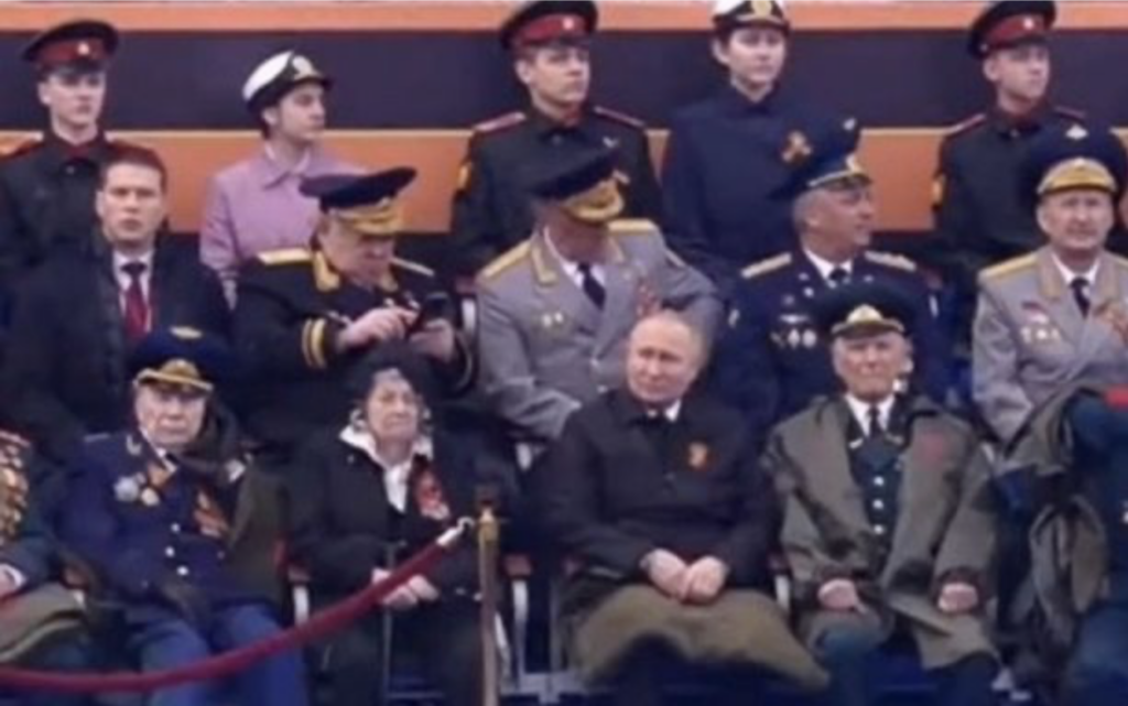 EXCLUSIV. Parada de 9 mai, o glumă proastă? Tablou de grup cu Putin, octogenari și o păturică. Cristache: Îi duc la mausoleu (VIDEO)