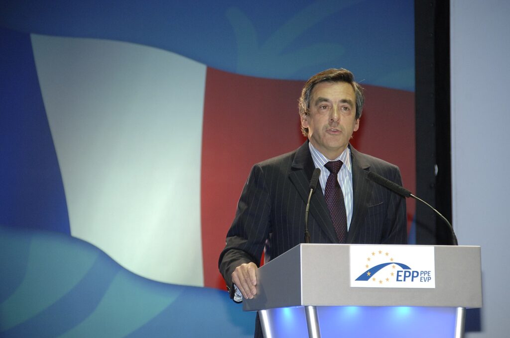 Fostul premier francez François Fillon, condamnat la 4 ani de închisoare