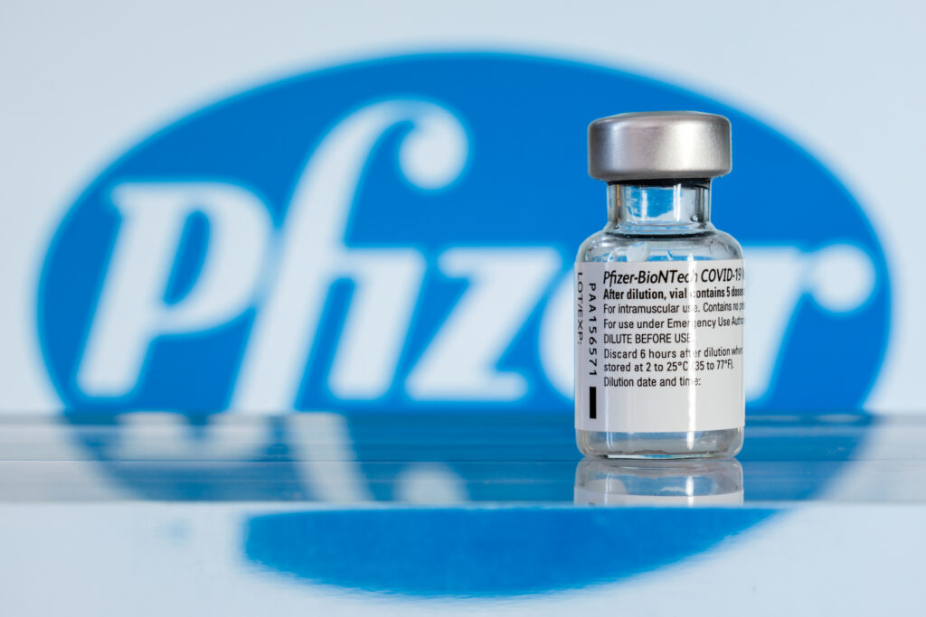 Pfizer se așteaptă la vânzări de peste 50 de miliarde dolari pentru vaccinul său