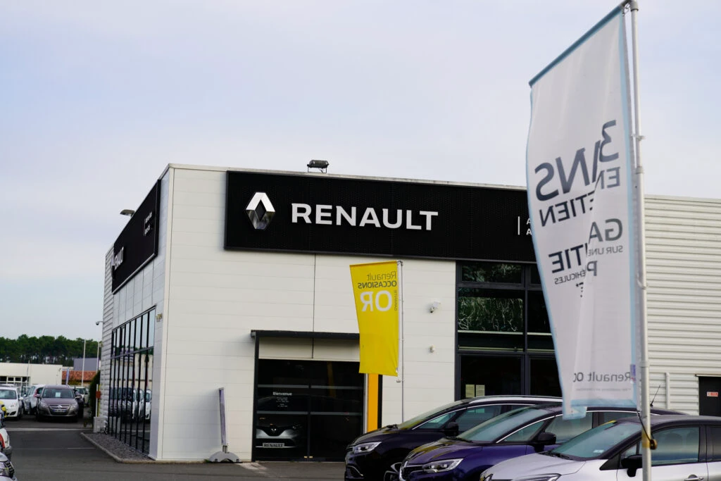 Tesla pune presiune pe Renault. Producătorul francez ar putea apela la tăieri de preţuri