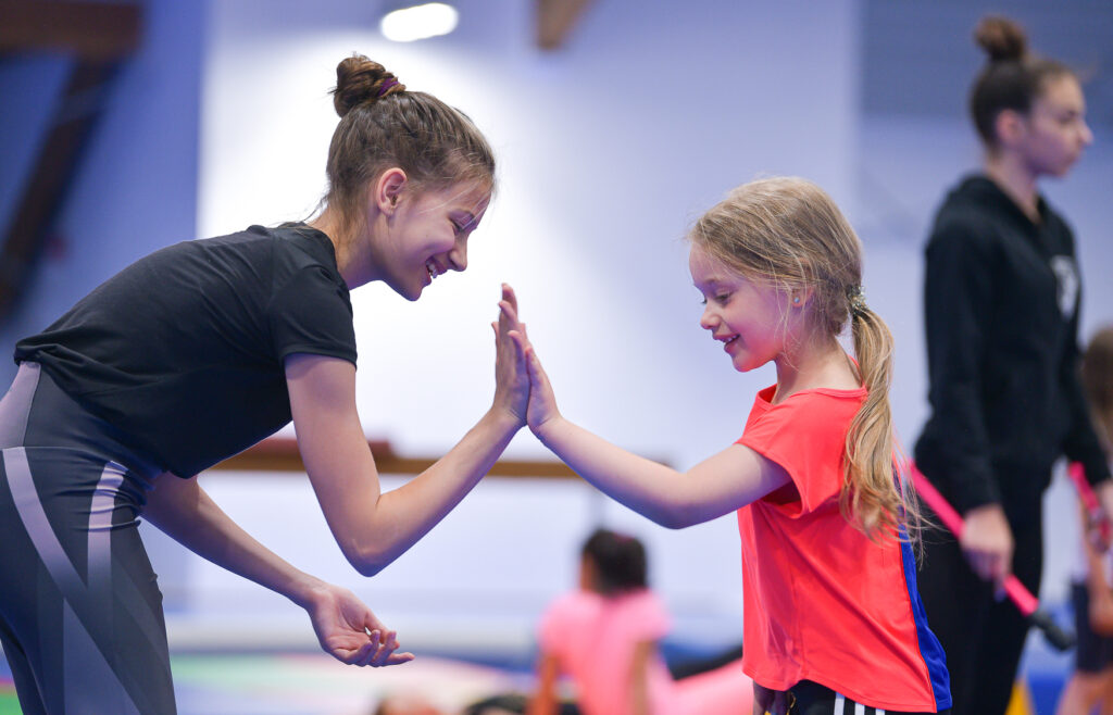 Fundația Țiriac și Fundația Olimpică Română au organizat un eveniment inedit: Schimb de experiență între patinaj și gimnastică ritmică pentru copii