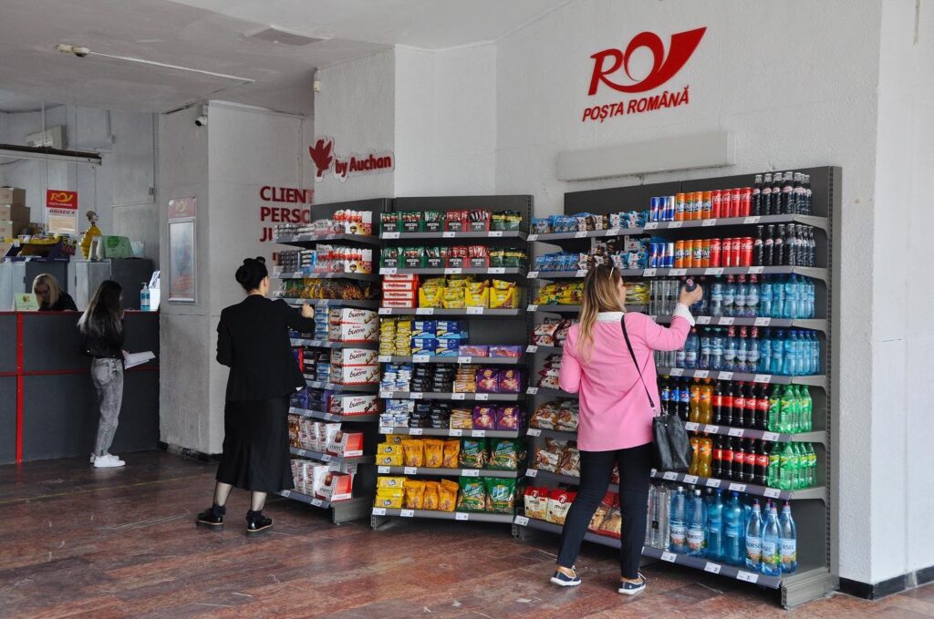 Poşta Română pune în vânzare băuturi răcoritoare și produse alimentare, în parteneriat cu Auchan