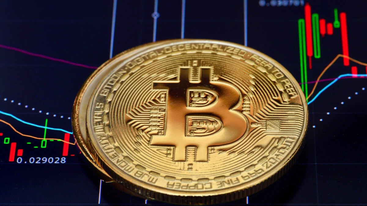 Bitcoin scade ușor după un record istoric, dar rămâne la un nivel dublu față de anul trecut