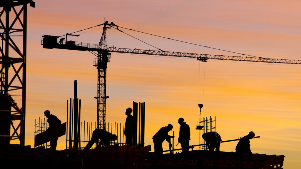 INS: Volumul lucrărilor de construcții a scăzut cu 7% în luna iulie față de luna precedentă