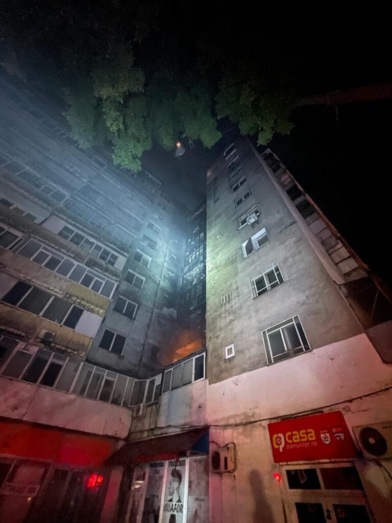 Incendiu puternic în București. Fațada unui bloc din Sectorul 5 al Capitalei a luat foc. Peste 120 de persoane, evacuate FOTO