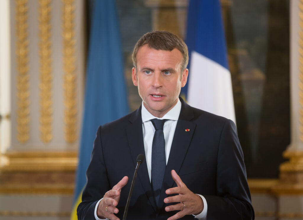 Emmanuel Macron îi cere lui Erdogan să accepte aderarea Finlandei la NATO