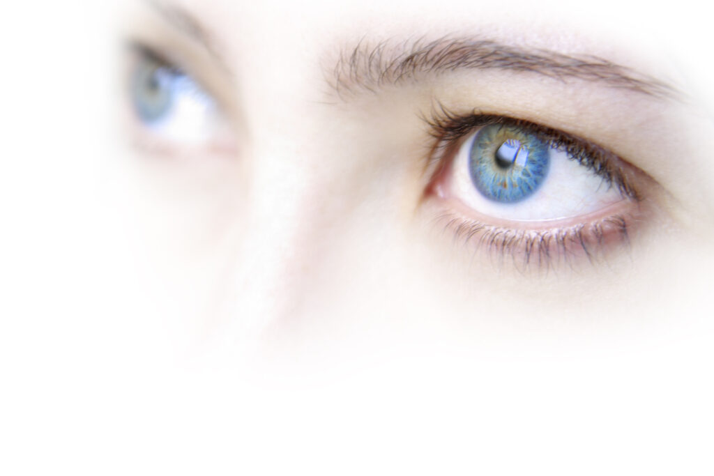 Adevărul despre ochii albaștri și verzi: Sunt doar un truc al luminii. Risc mai mare de cataractă