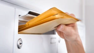 postas plic scrisoare