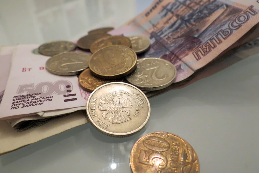 Rubla rusească atinge un nivel record în raport cu euro. Este maximul ultimilor şapte ani