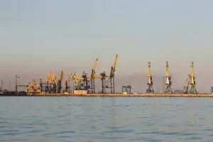 Portul Mariupol şi-a reluat activitatea. Rusia spune că a încheiat procesul de deminare