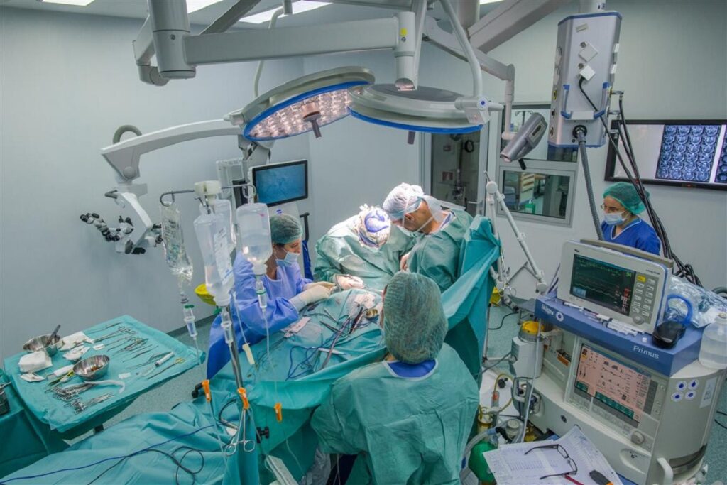 Cum se realizează modern intervențiile chirurgicale la pacienții cu cancer?