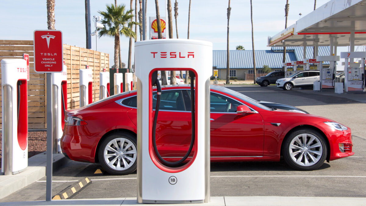 Tesla recheamă în service aproape toate vehiculele vândute în SUA
