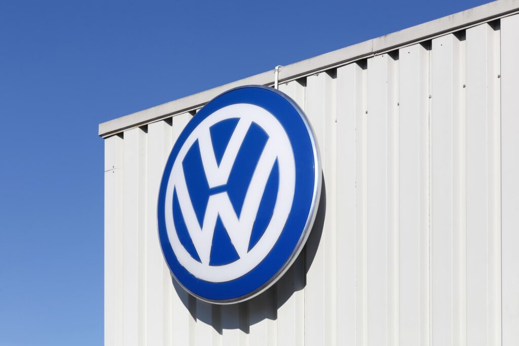 Avertismentul Volkswagen: Fabricile de celule de baterii pentru vehiculele electrice vor fi nefezabile din cauza prețului energiei