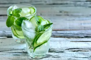 Băutura care a cucerit Tik Tok-ul. Bate apa cu lămâie. E o bombă de antioxidanți, vitamine și minerale