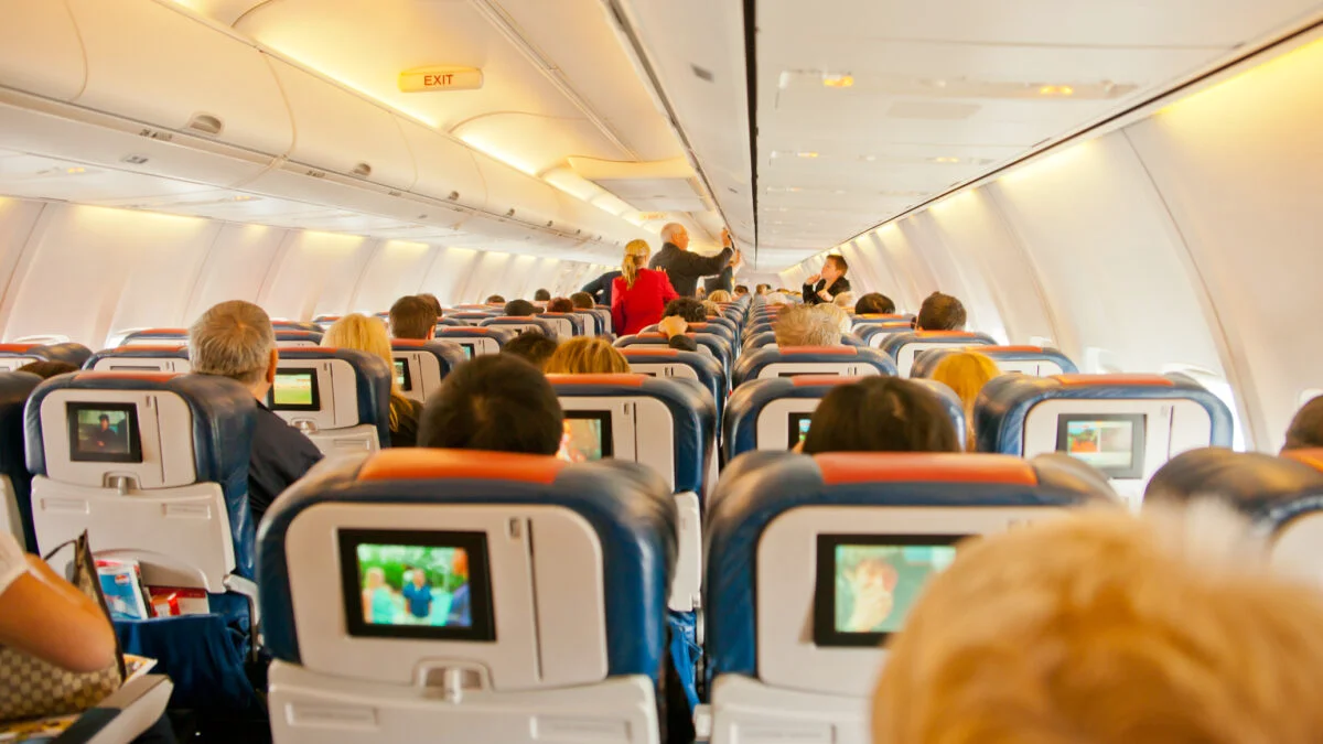 Reguli noi pentru călătoria cu avionul în UE. Veste pentru familii: Să primească locuri învecinate fără taxe