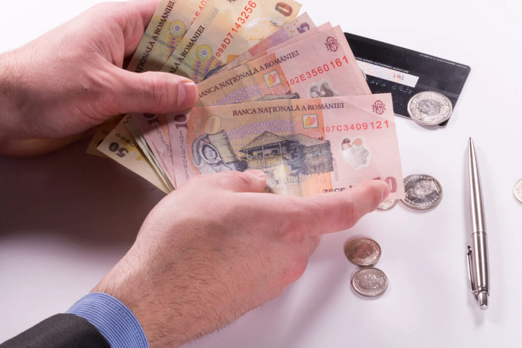 Majoritatea românilor nu reușesc să economisească și nu au bani pentru urgențe financiare (Sondaj)